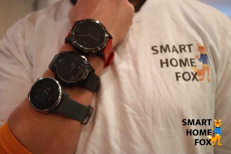 Man sieht verschiedene Smartwatches am Arm.